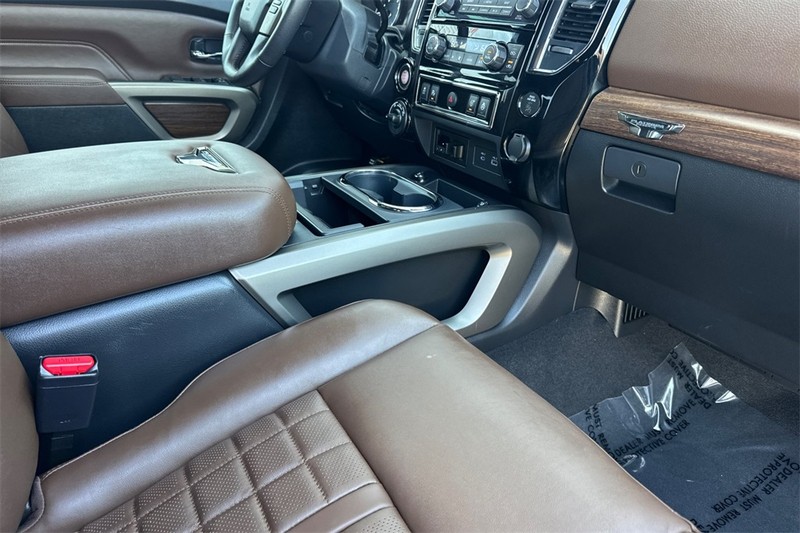 Nissan Titan Vehicle Full-screen Gallery Image 16