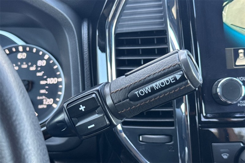 Nissan Titan Vehicle Full-screen Gallery Image 22