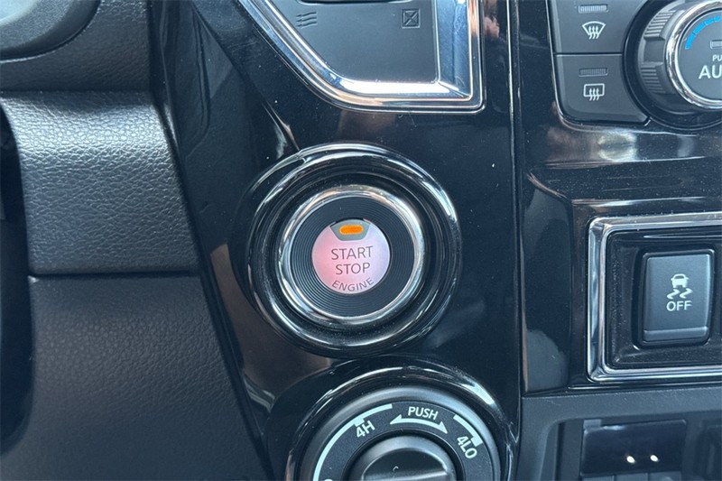 Nissan Titan Vehicle Full-screen Gallery Image 23