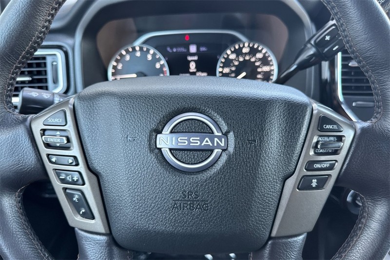 Nissan Titan Vehicle Full-screen Gallery Image 24