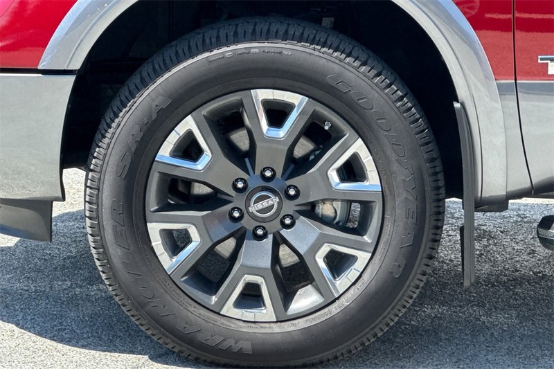 Nissan Titan Vehicle Full-screen Gallery Image 27