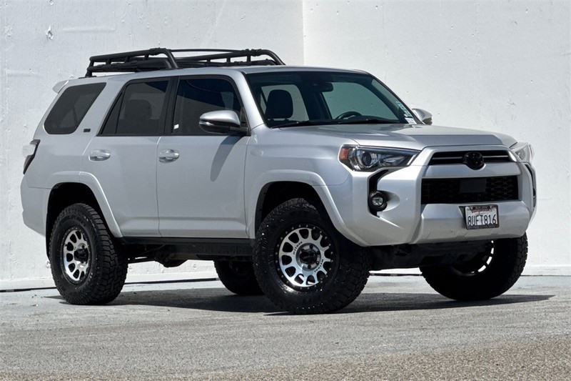Toyota 4Runner Vehicle Full-screen Gallery Image 02