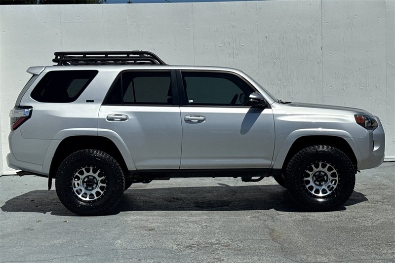 Toyota 4Runner Vehicle Full-screen Gallery Image 03