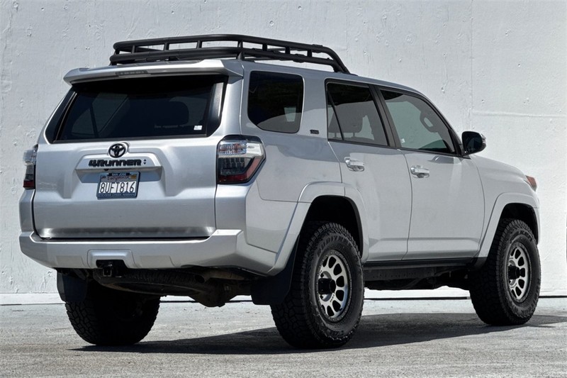Toyota 4Runner Vehicle Full-screen Gallery Image 04