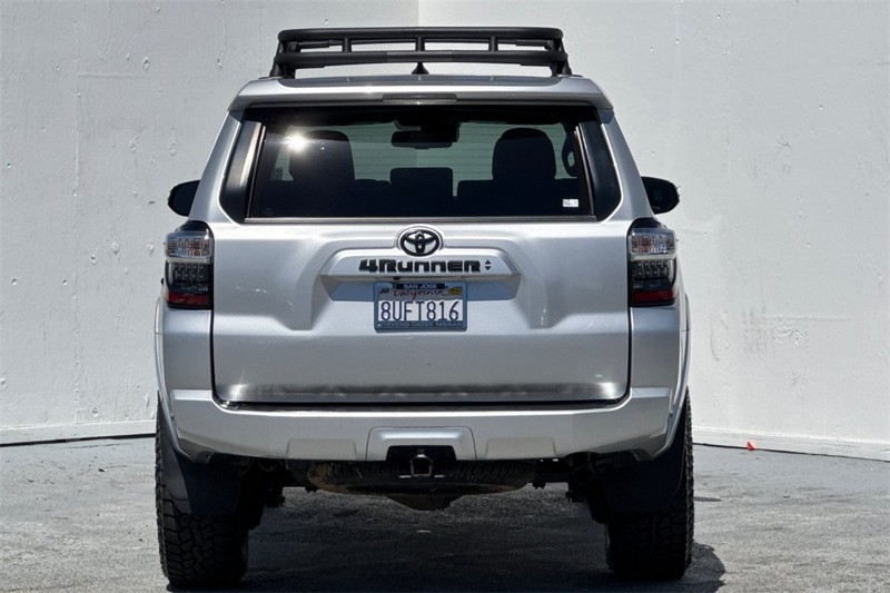 Toyota 4Runner Vehicle Full-screen Gallery Image 05
