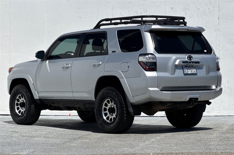 Toyota 4Runner Vehicle Full-screen Gallery Image 06
