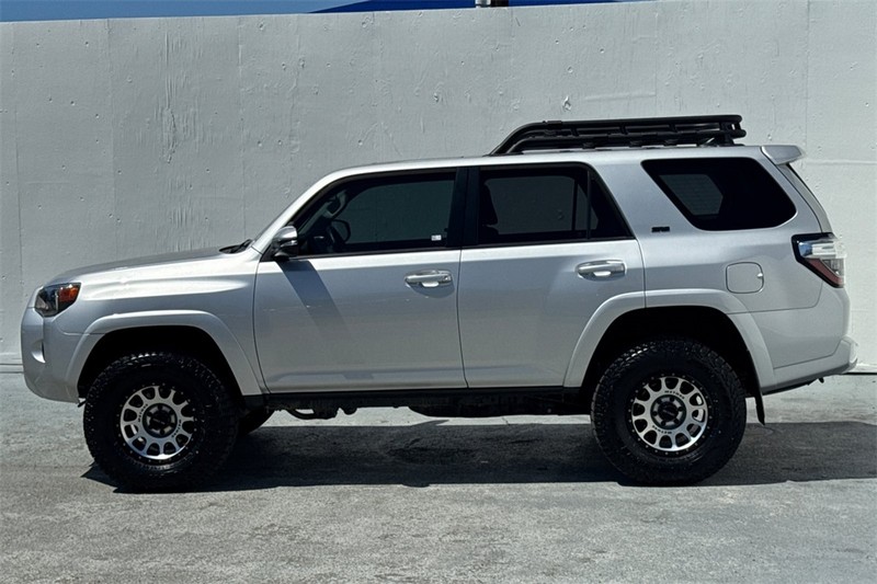 Toyota 4Runner Vehicle Full-screen Gallery Image 07