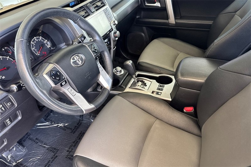 Toyota 4Runner Vehicle Full-screen Gallery Image 10