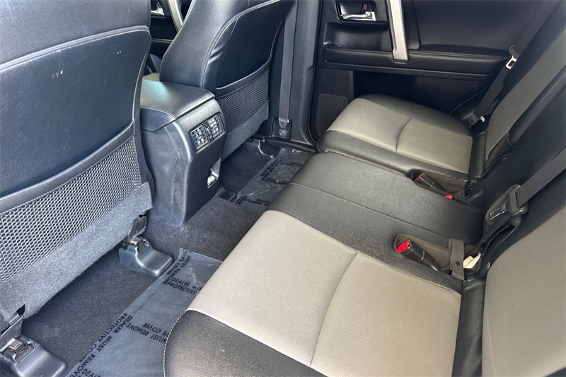 Toyota 4Runner Vehicle Full-screen Gallery Image 12