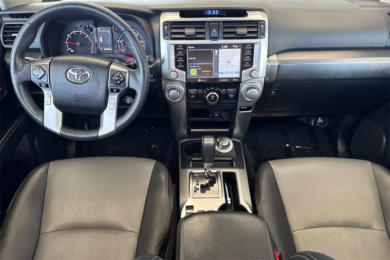 Toyota 4Runner Vehicle Full-screen Gallery Image 13