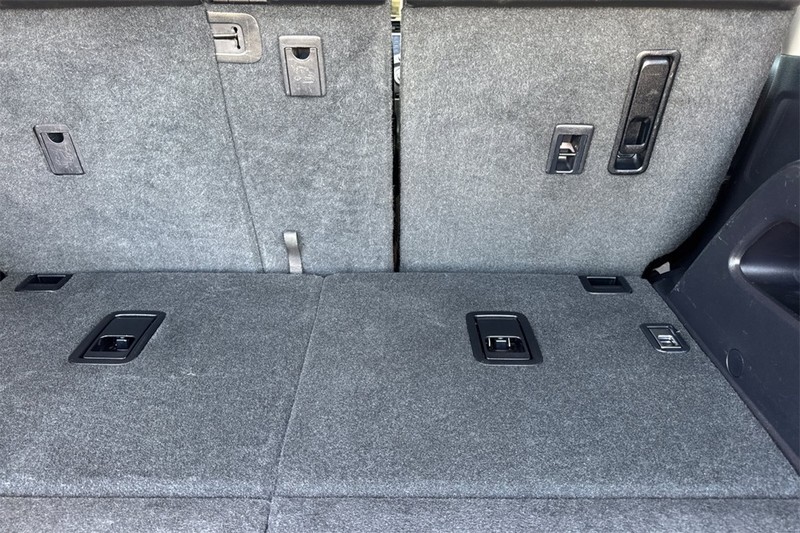 Toyota 4Runner Vehicle Full-screen Gallery Image 15