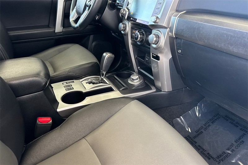 Toyota 4Runner Vehicle Full-screen Gallery Image 16