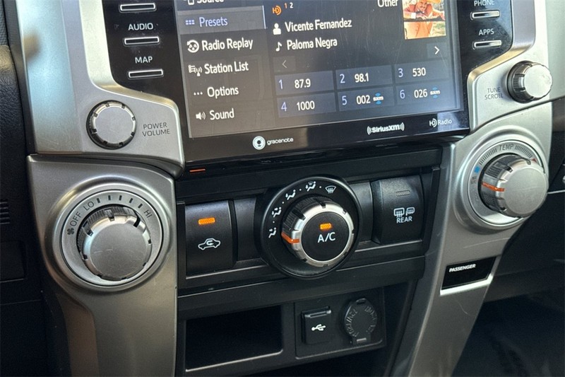 Toyota 4Runner Vehicle Full-screen Gallery Image 21