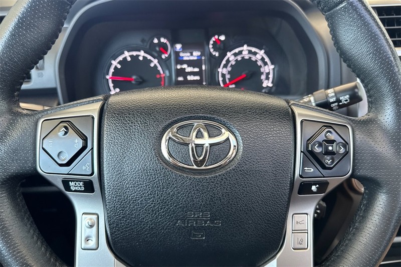 Toyota 4Runner Vehicle Full-screen Gallery Image 24