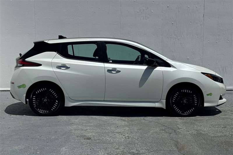Nissan LEAF Vehicle Full-screen Gallery Image 03