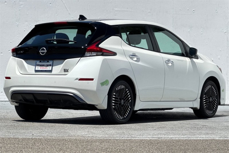 Nissan LEAF Vehicle Full-screen Gallery Image 04