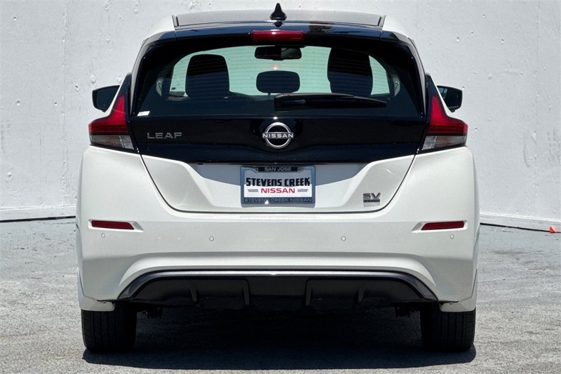 Nissan LEAF Vehicle Full-screen Gallery Image 05