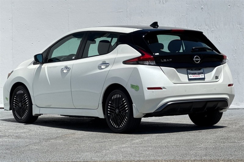 Nissan LEAF Vehicle Full-screen Gallery Image 06