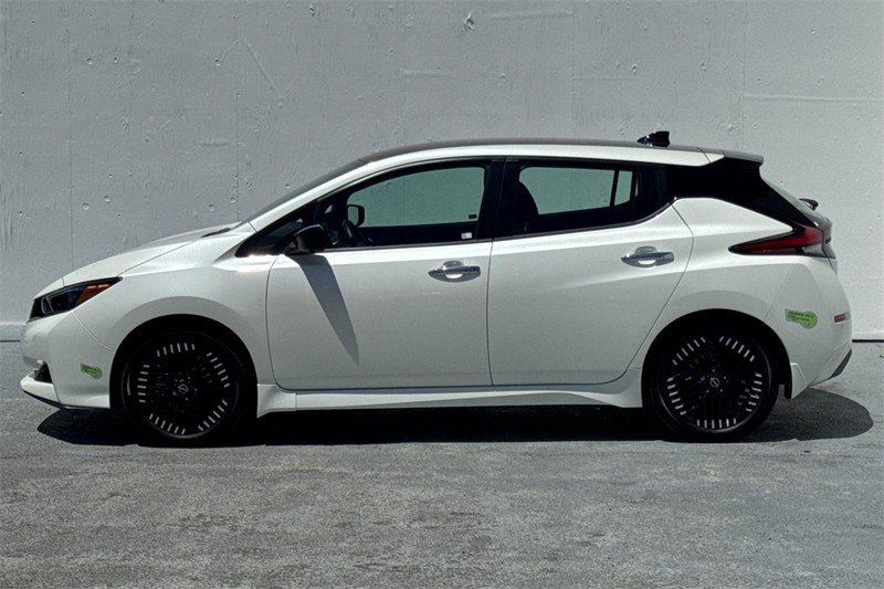 Nissan LEAF Vehicle Full-screen Gallery Image 07
