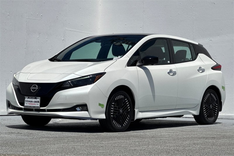Nissan LEAF Vehicle Full-screen Gallery Image 08