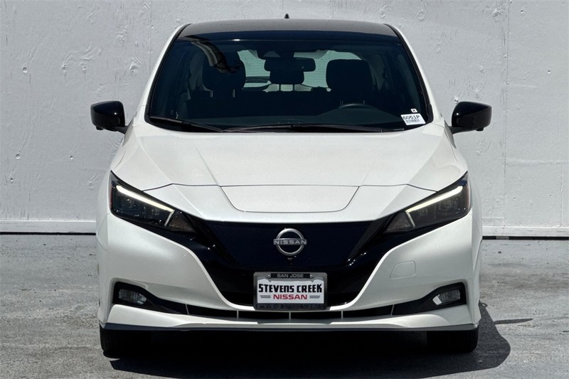 Nissan LEAF Vehicle Full-screen Gallery Image 09