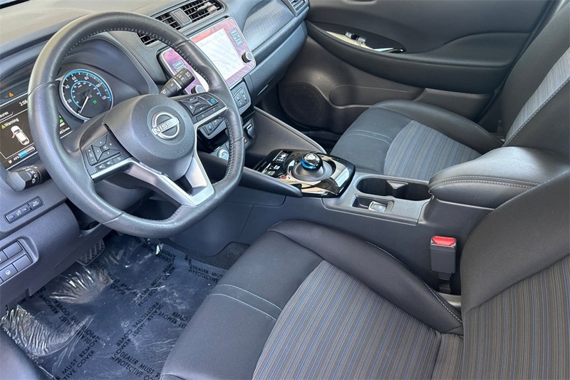 Nissan LEAF Vehicle Full-screen Gallery Image 10