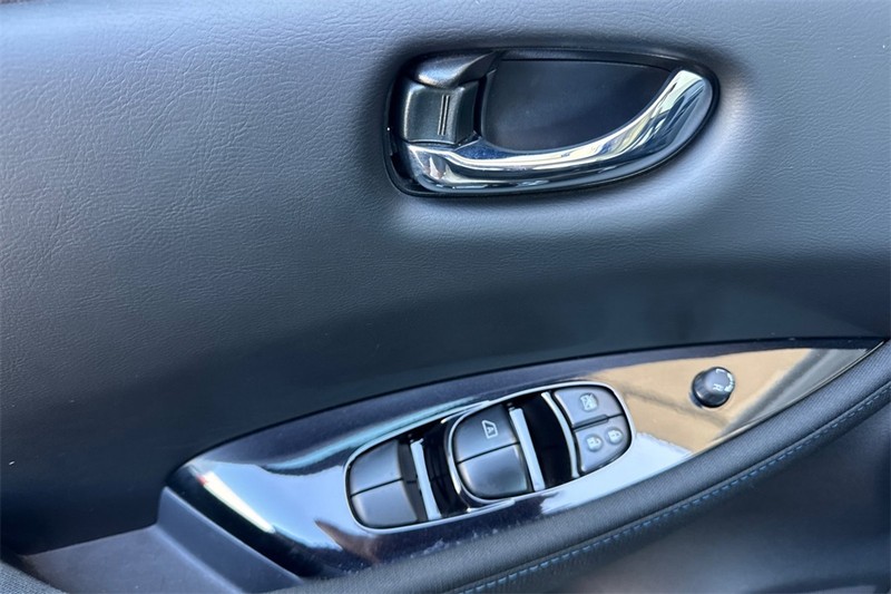 Nissan LEAF Vehicle Full-screen Gallery Image 11