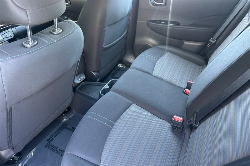 Nissan LEAF Vehicle Full-screen Gallery Image 12