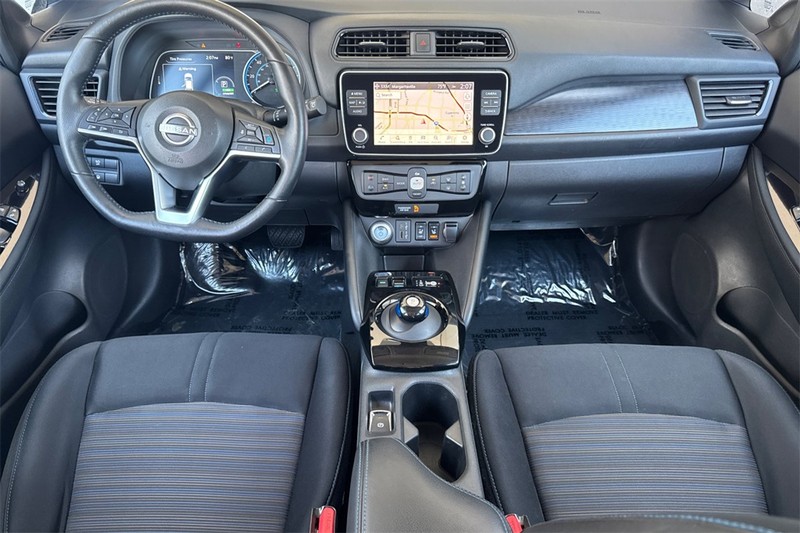Nissan LEAF Vehicle Full-screen Gallery Image 13