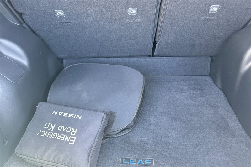 Nissan LEAF Vehicle Full-screen Gallery Image 15