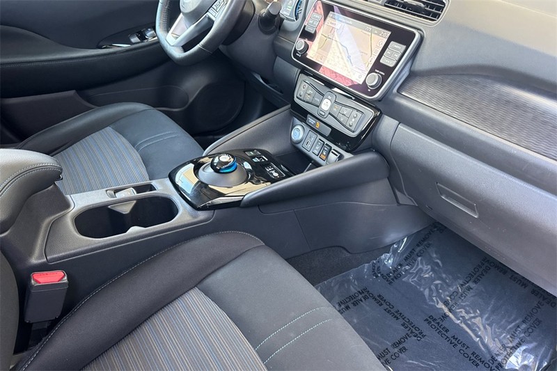 Nissan LEAF Vehicle Full-screen Gallery Image 16