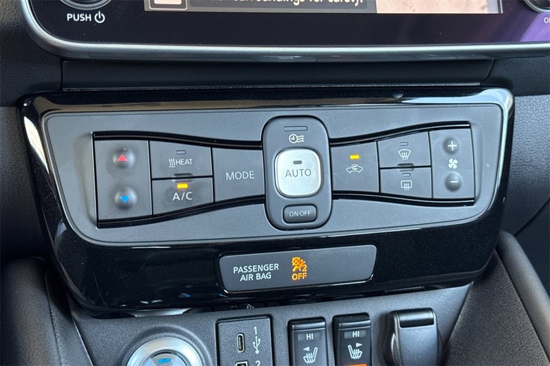 Nissan LEAF Vehicle Full-screen Gallery Image 21