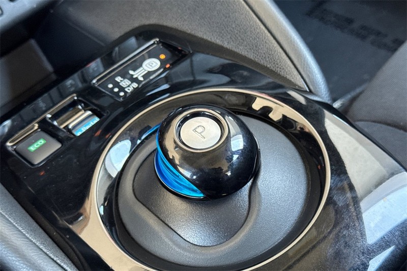 Nissan LEAF Vehicle Full-screen Gallery Image 22