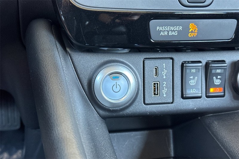 Nissan LEAF Vehicle Full-screen Gallery Image 23