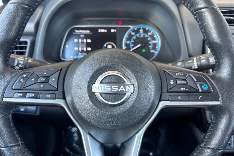 Nissan LEAF Vehicle Full-screen Gallery Image 24
