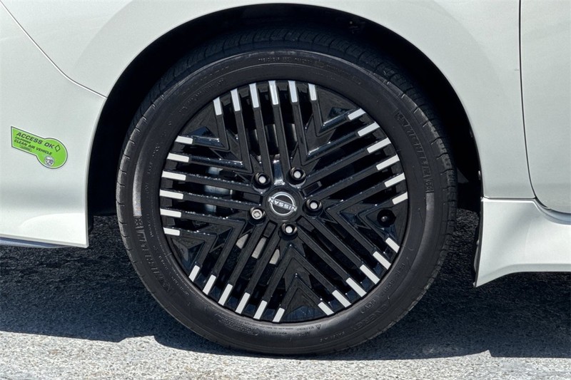 Nissan LEAF Vehicle Full-screen Gallery Image 27