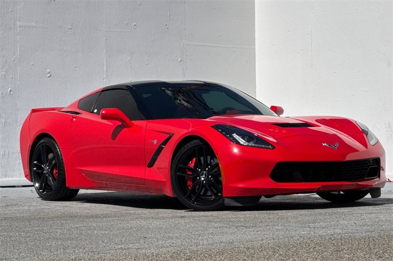 Chevrolet Corvette Stingray Vehicle Full-screen Gallery Image 02