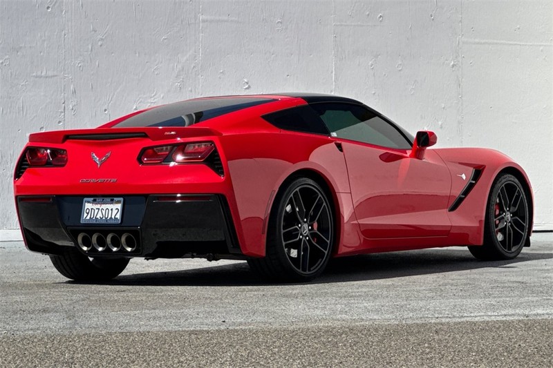 Chevrolet Corvette Stingray Vehicle Full-screen Gallery Image 04