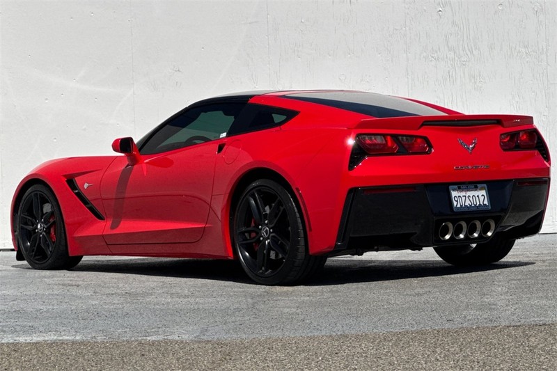 Chevrolet Corvette Stingray Vehicle Full-screen Gallery Image 06