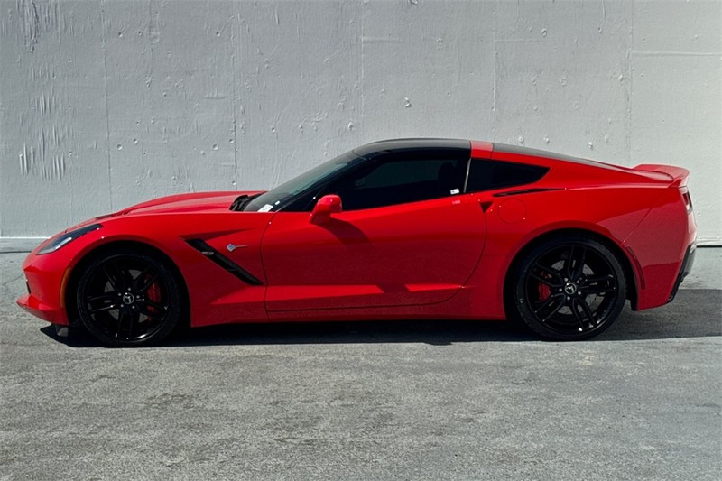 Chevrolet Corvette Stingray Vehicle Full-screen Gallery Image 07
