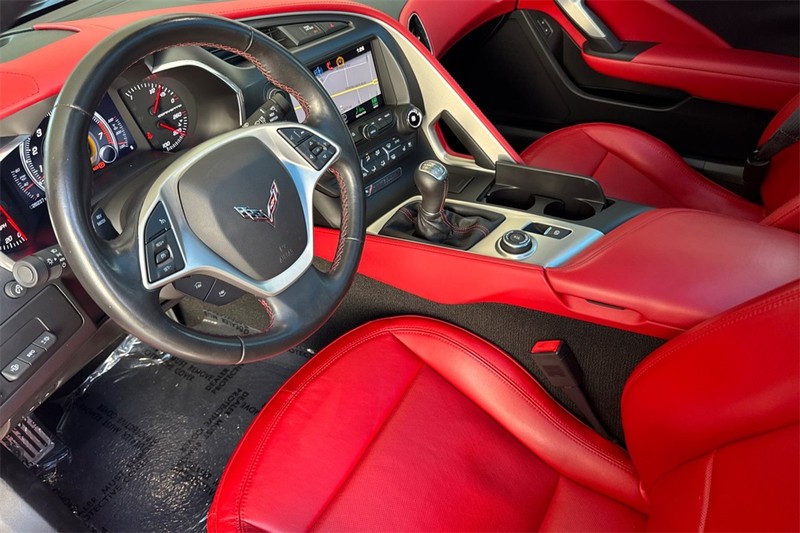 Chevrolet Corvette Stingray Vehicle Full-screen Gallery Image 10