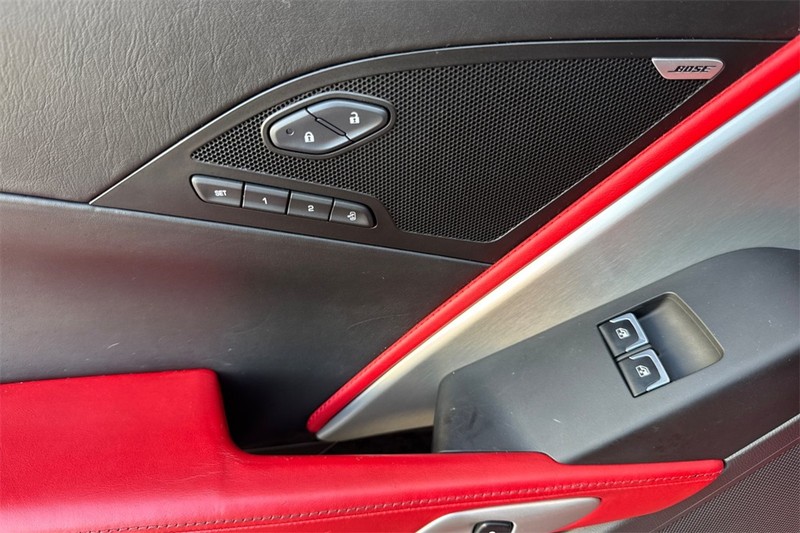 Chevrolet Corvette Stingray Vehicle Full-screen Gallery Image 11