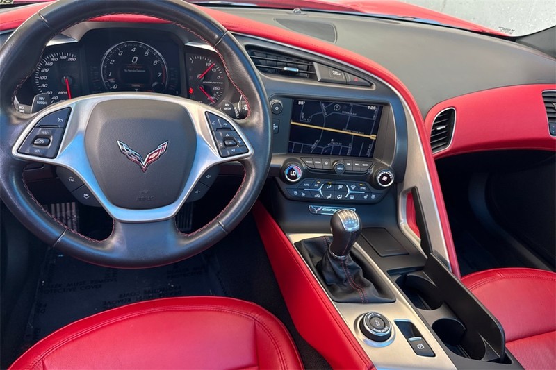 Chevrolet Corvette Stingray Vehicle Full-screen Gallery Image 12