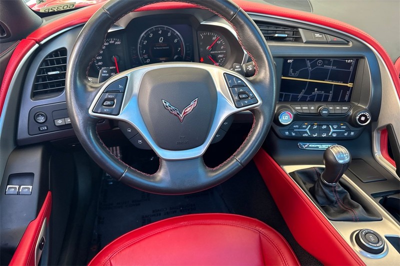 Chevrolet Corvette Stingray Vehicle Full-screen Gallery Image 13
