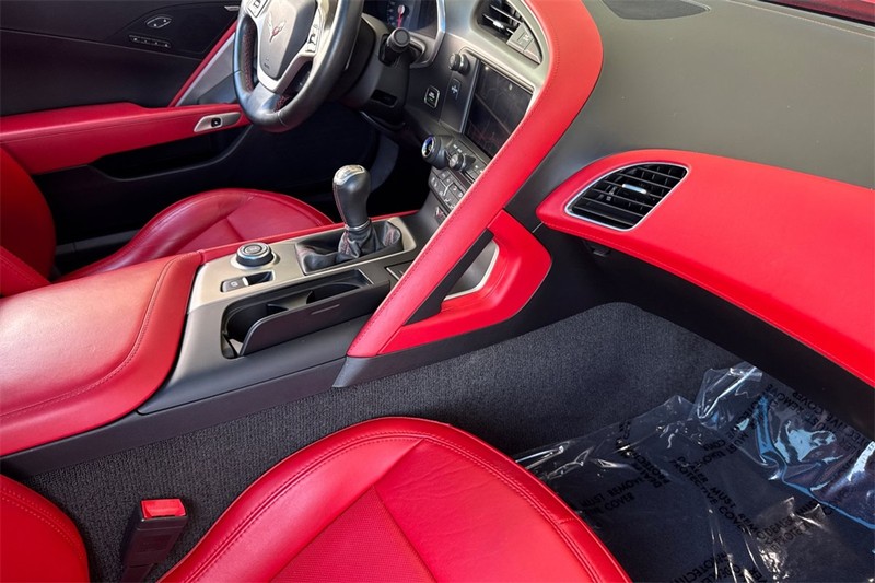 Chevrolet Corvette Stingray Vehicle Full-screen Gallery Image 14
