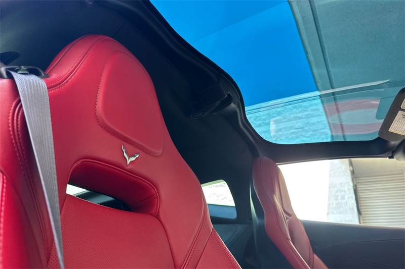 Chevrolet Corvette Stingray Vehicle Full-screen Gallery Image 15