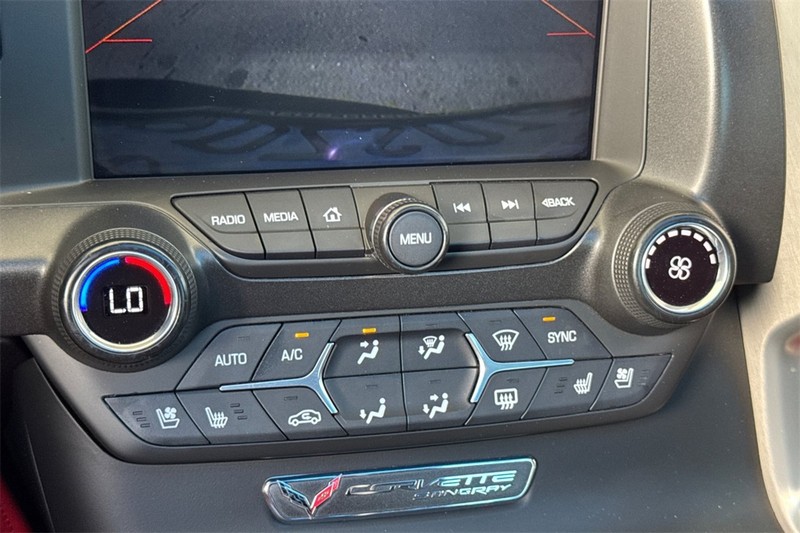 Chevrolet Corvette Stingray Vehicle Full-screen Gallery Image 19