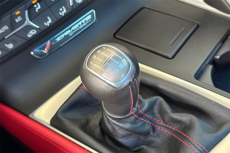 Chevrolet Corvette Stingray Vehicle Full-screen Gallery Image 20