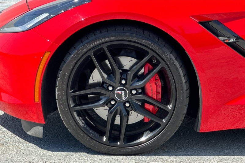 Chevrolet Corvette Stingray Vehicle Full-screen Gallery Image 25