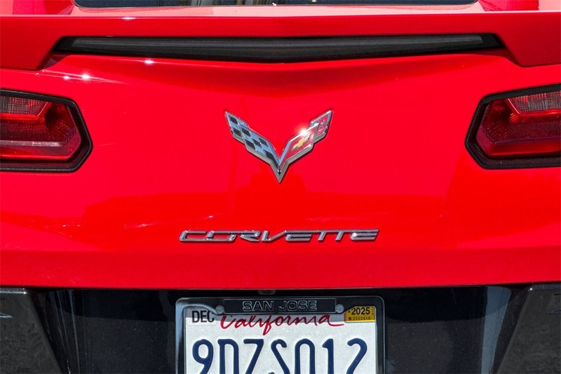 Chevrolet Corvette Stingray Vehicle Full-screen Gallery Image 26